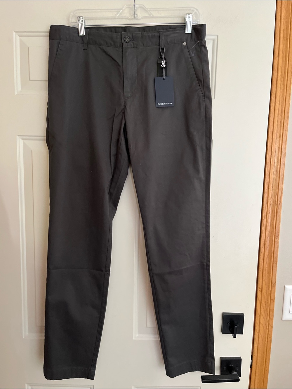 Men’s new Psycho Bunny gray Gilman flat front chino pant. Size 32